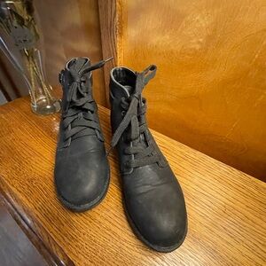Black hiking boots 7.5